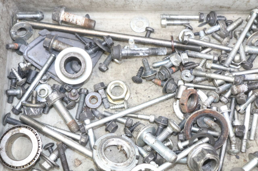 photo de WOREK ŚRUB I WKRĘTÓW SUZUKI SIXTEEN 125 (2008 - 2010) - Zbliżenie techniczne