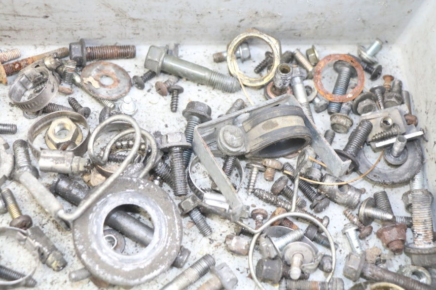 photo de TORBA ZESTAW ŚRUB I WKRĘTÓW MBK SKYLINER 125 (1998 - 2001) - Inny kąt widzenia