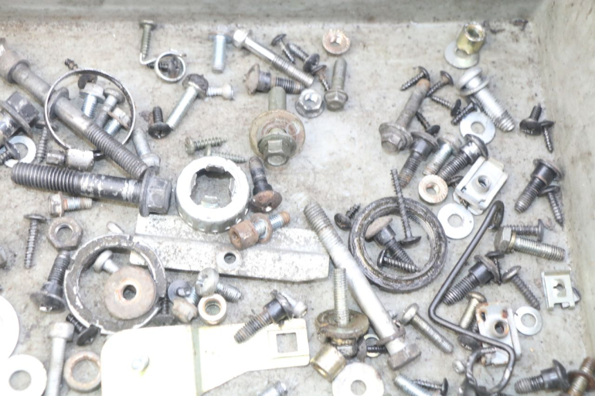 photo de TORBA ZESTAW ŚRUB I WKRĘTÓW APRILIA SR 2T 50 (2012 - 2017) - Inny kąt widzenia