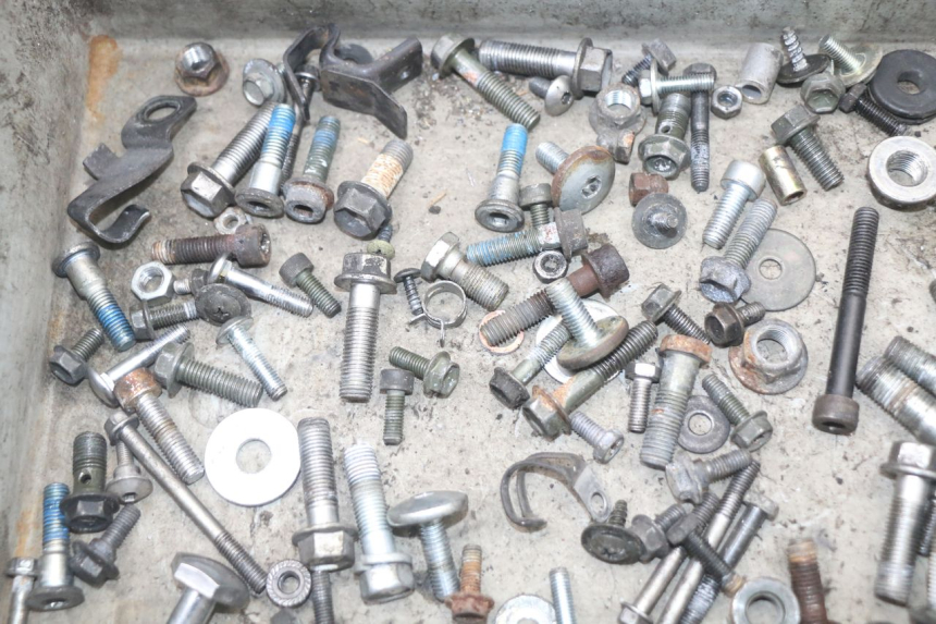 photo de WOREK ŚRUB I ŚRUBEK SUZUKI GS F 500 (2004 - 2007) - Szczegół części