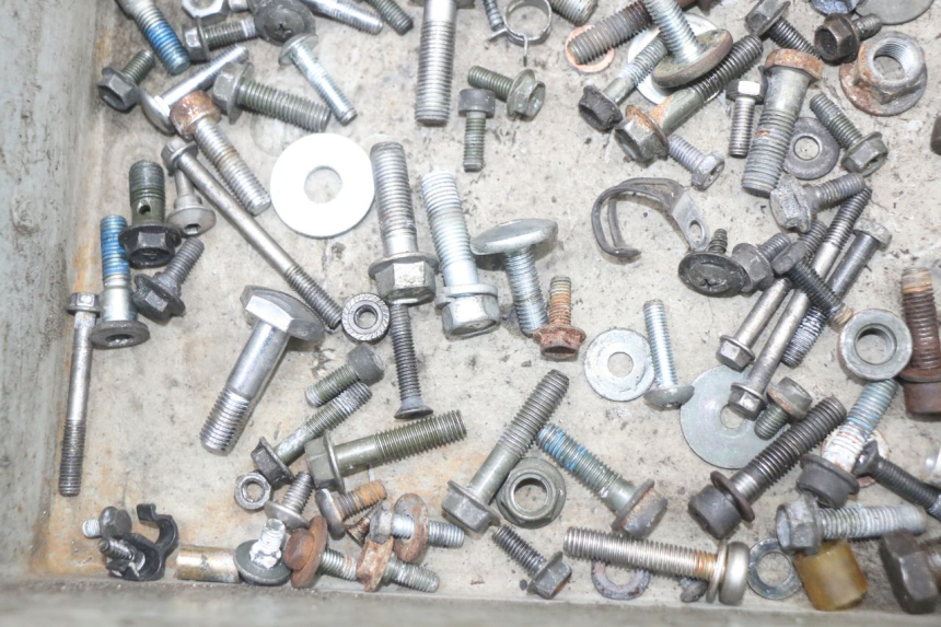 photo de WOREK ŚRUB I ŚRUBEK SUZUKI GS F 500 (2004 - 2007) - Inny kąt widzenia