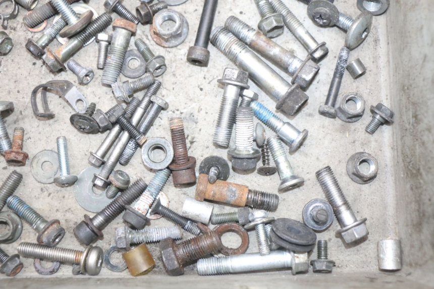 photo de WOREK ŚRUB I ŚRUBEK SUZUKI GS F 500 (2004 - 2007) - Zbliżenie techniczne