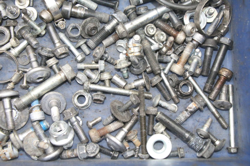 photo de WOREK ŚRUB I ŚRUBEK SUZUKI GSX F GSXF 650 (2007 - 2015) - Zbliżenie techniczne