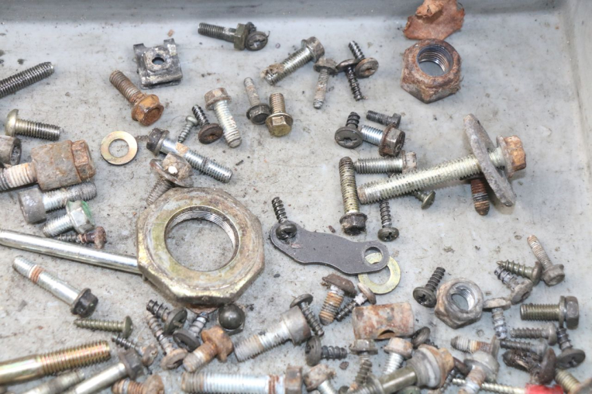 photo de TORBA ZESTAW ŚRUB I WKRĘTÓW PEUGEOT SV 80 (1993 - 1997) - Inny kąt widzenia