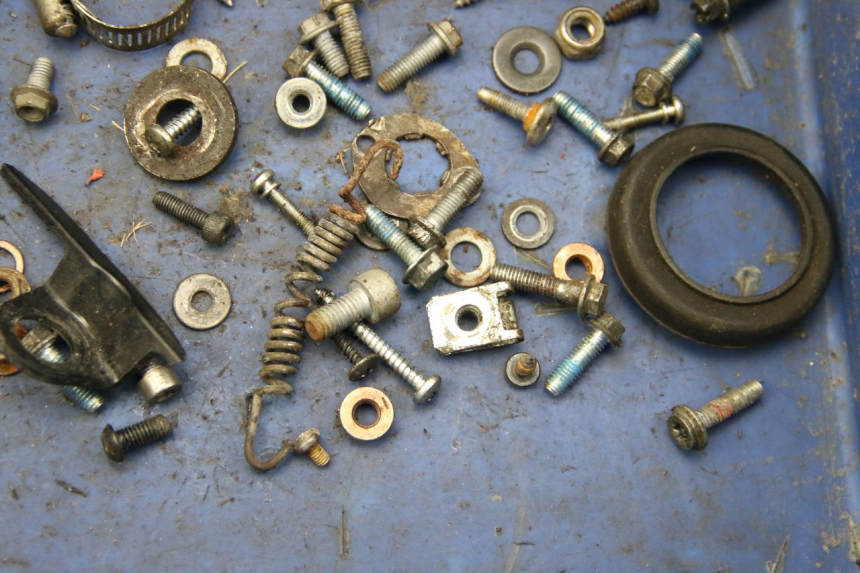 photo de TORBA ZESTAW ŚRUB I WKRĘTÓW APRILIA SX 50 (2011 - 2017) - Zoom stanu zużycia