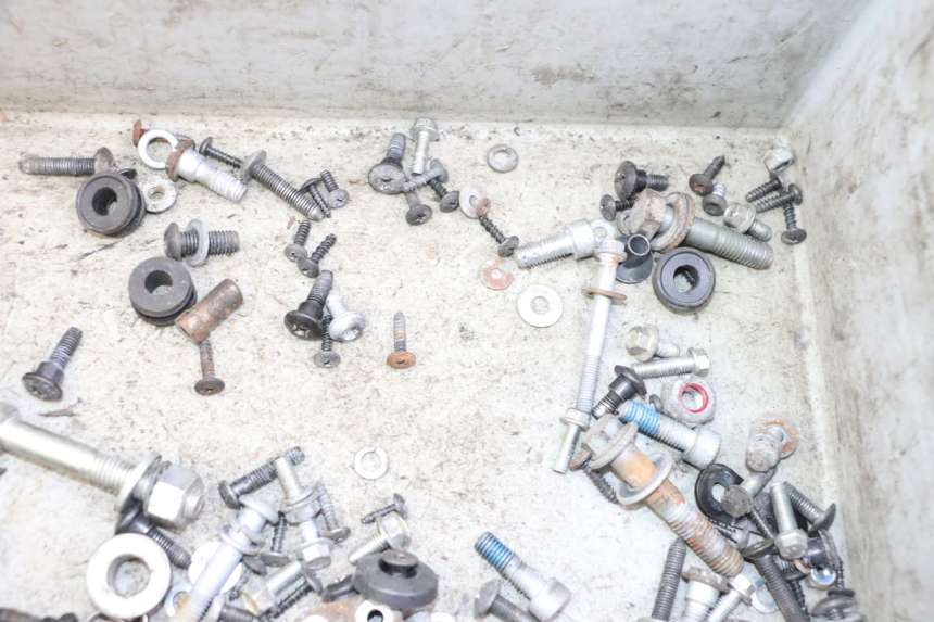 photo de TORBA ZESTAW ŚRUB I WKRĘTÓW APRILIA SXR 50 (2021 - 2023) - Inny kąt widzenia