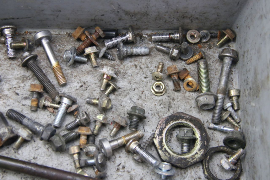 photo de TORBA ZESTAW ŚRUB I WKRĘTÓW PEUGEOT TWEET 4T 50 (2010 - 2014) - Zbliżenie techniczne