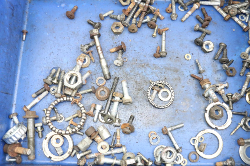 photo de WOREK Z ŚRUBAMI I WKRĘTAMI PIAGGIO TYPHOON 80 (1994 - 1997) - Zoom stanu zużycia