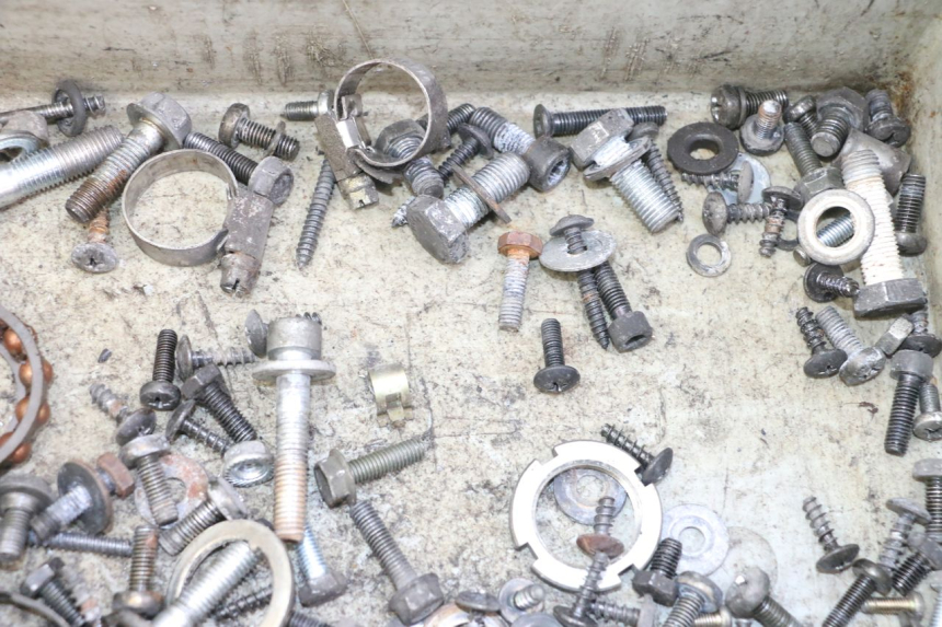 photo de WOREK ŚRUB I ŚRUBEK SUZUKI UH BURGMAN 125 (2002 - 2006) - Inny kąt widzenia