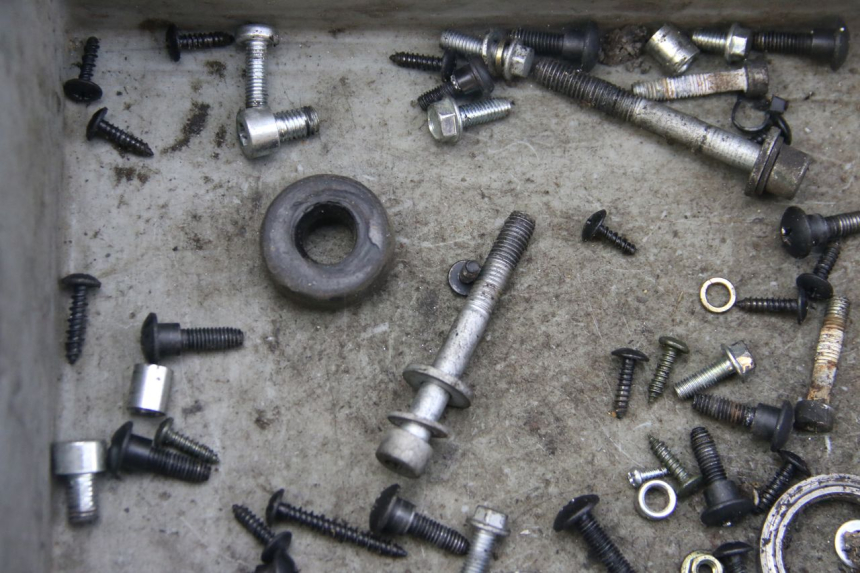 photo de TORBA ZESTAW ŚRUB I WKRĘTÓW PIAGGIO VESPA S 2T 50 (2007 - 2014) - Zbliżenie techniczne