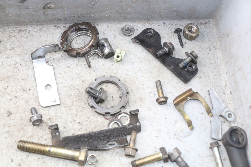 photo de TORBA ZESTAW ŚRUB I WKRĘTÓW PEUGEOT VIVACITY 50 (2004 - 2009) - Inny kąt widzenia