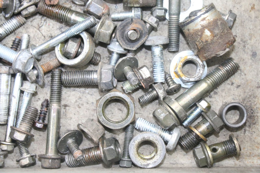 photo de WOREK ŚRUB I WKRĘTÓW VONROAD YIBEN 125 (2006 - 2010) - Zbliżenie techniczne