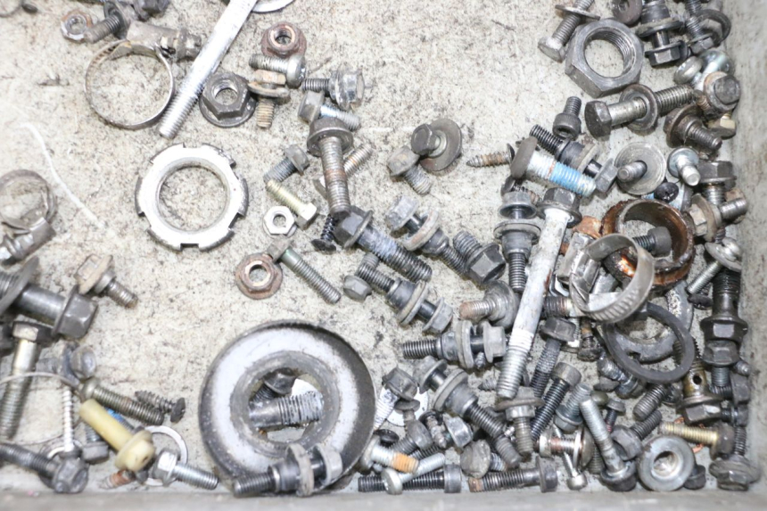 photo de WOREK ŚRUB I WKRĘTÓW YAMAHA XMAX X-MAX 125 (2006 - 2009) - Inny kąt widzenia