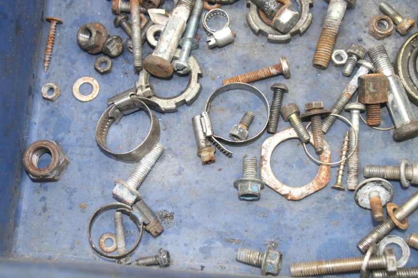 photo de WOREK Z ŚRUBAMI I ELEMENTAMI ZŁĄCZNYMI YAMAHA AEROX 50 (1997 - 2006) - Inny kąt widzenia