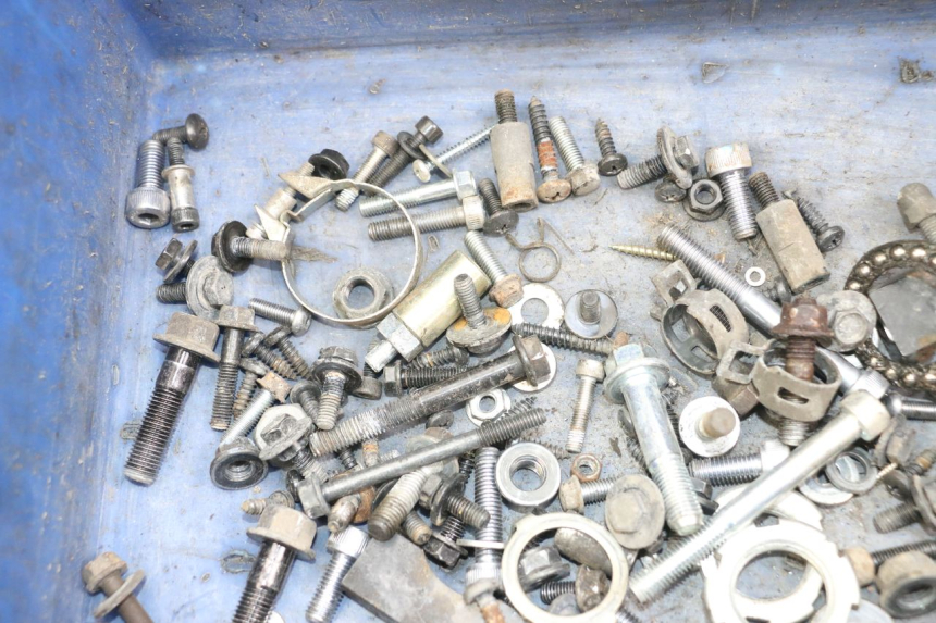 photo de TORBA ZESTAW ŚRUB I WKRĘTÓW YAMAHA NEOS NEO'S 4T 50 (2008 - 2016) - Inny kąt widzenia