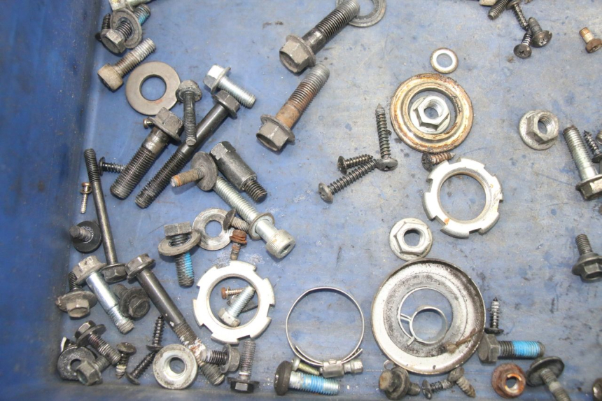 photo de TORBA ZESTAW ŚRUB I WKRĘTÓW YAMAHA NEOS NEO'S 4T 50 (2008 - 2016) - Inny kąt widzenia