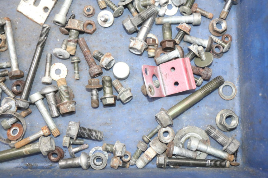 photo de WOREK Z ŚRUBAMI I ELEMENTAMI ZŁĄCZNYMI YAMAHA XVS DRAG STAR DRAGSTAR 650 (1997 - 2007) - Zbliżenie techniczne