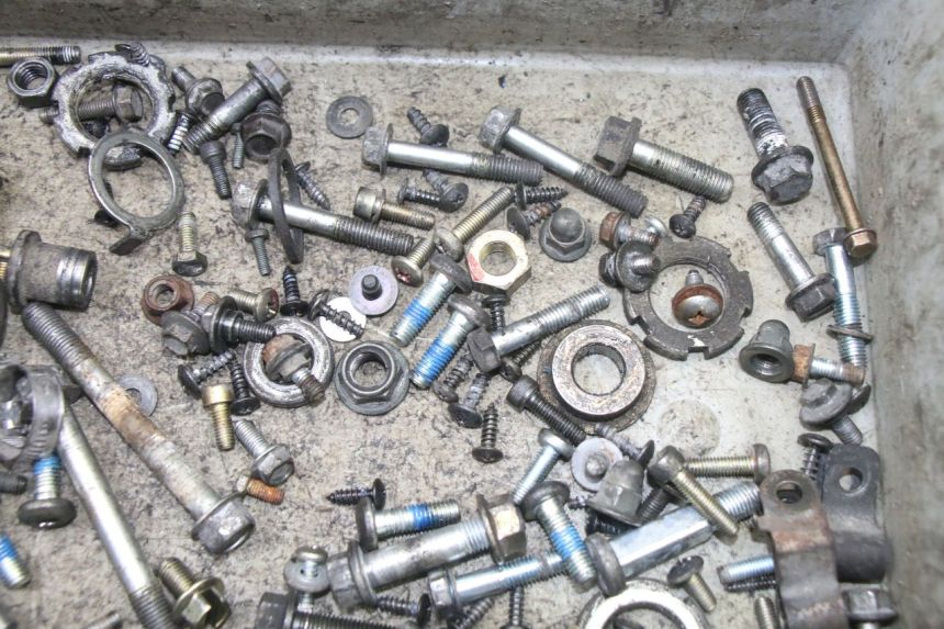 photo de TORBA ZESTAW ŚRUB I WKRĘTÓW YAMAHA YP MAJESTY 125 (2007 - 2010) - Zoom stanu zużycia