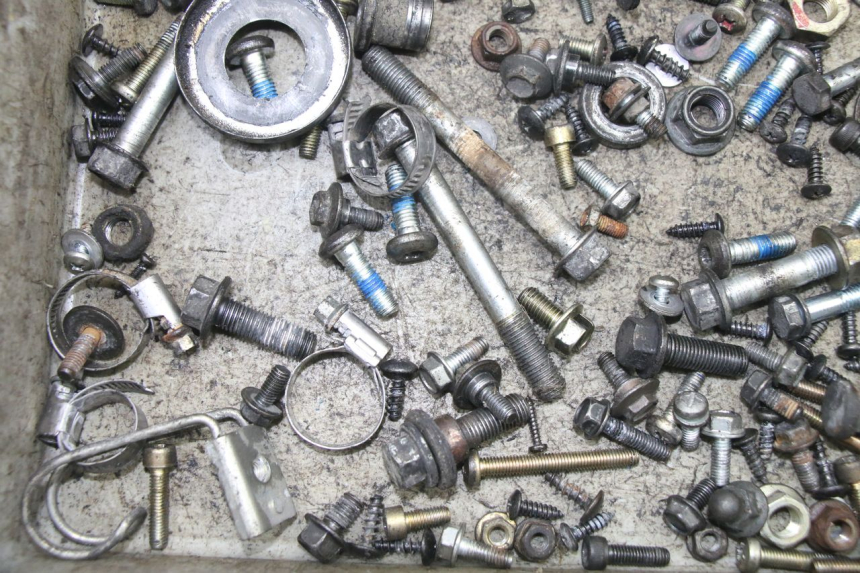 photo de TORBA ZESTAW ŚRUB I WKRĘTÓW YAMAHA YP MAJESTY 125 (2007 - 2010) - Inny kąt widzenia