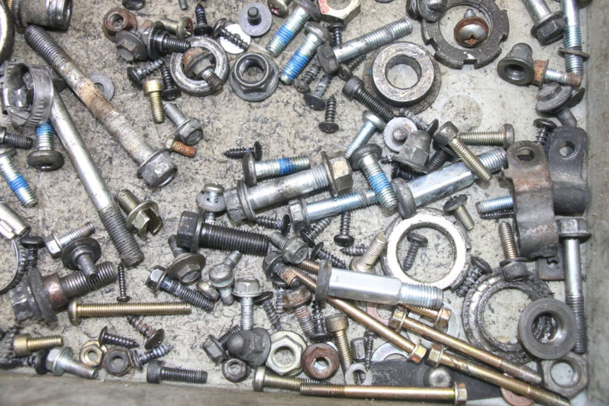 photo de TORBA ZESTAW ŚRUB I WKRĘTÓW YAMAHA YP MAJESTY 125 (2007 - 2010) - Zbliżenie techniczne