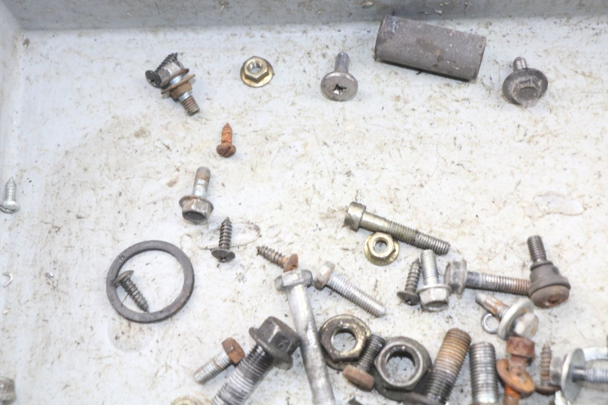 photo de WOREK Z ŚRUBAMI I WKRĘTAMI YAMAHA YP MAJESTY 125 (1998 - 2001) - Inny kąt widzenia