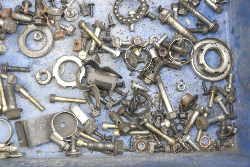 photo de TORBA ZESTAW ŚRUB I WKRĘTÓW YAMAHA YP MAJESTY 125 (2007 - 2010) - Zoom stanu zużycia