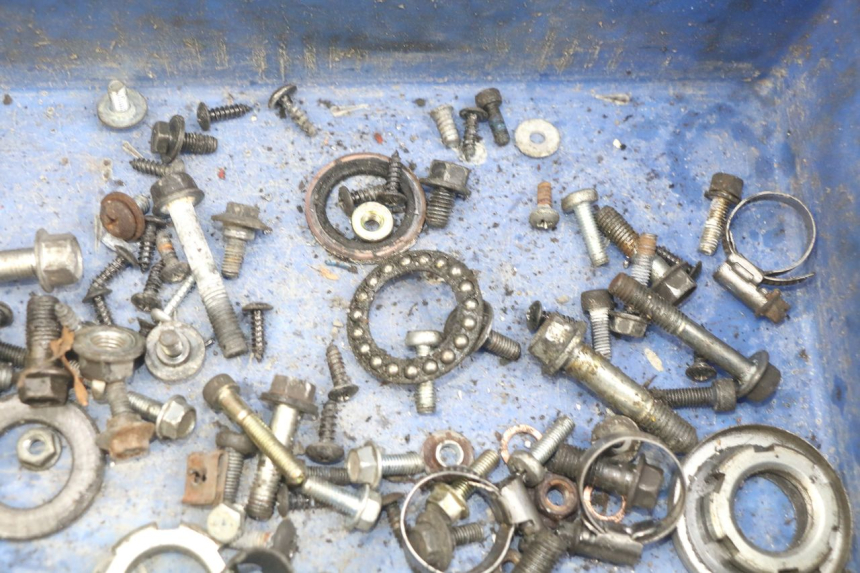 photo de TORBA ZESTAW ŚRUB I WKRĘTÓW YAMAHA YP MAJESTY 125 (2007 - 2010) - Inny kąt widzenia