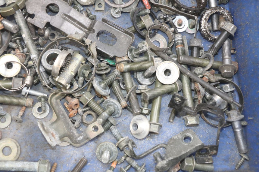 photo de WOREK ŚRUB I WKRĘTÓW YAMAHA YP MAJESTY 400 (2004 - 2008) - Inny kąt widzenia