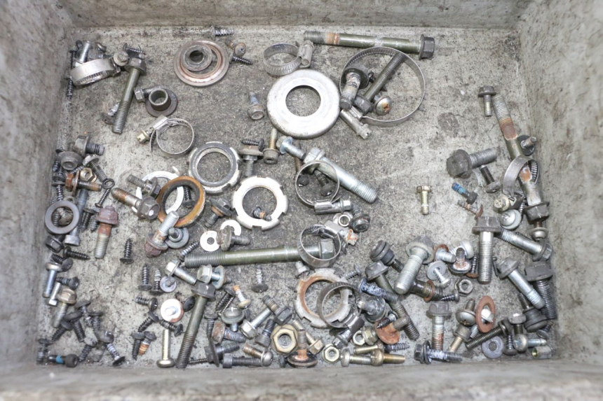 photo de TORBA ZESTAW ŚRUB I WKRĘTÓW YAMAHA YP MAJESTY 125 (2007 - 2010) - Widok główny