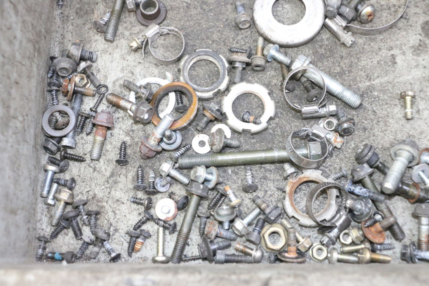 photo de TORBA ZESTAW ŚRUB I WKRĘTÓW YAMAHA YP MAJESTY 125 (2007 - 2010) - Zoom stanu zużycia