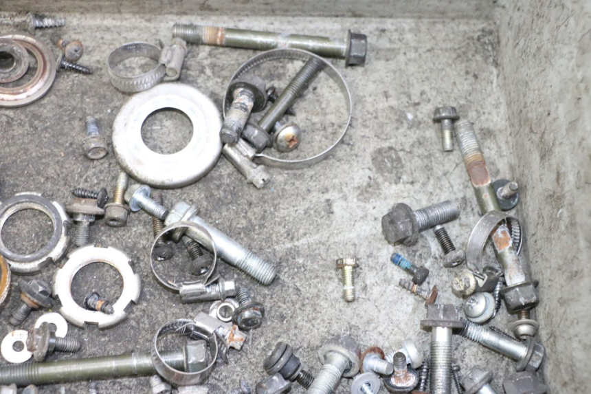 photo de TORBA ZESTAW ŚRUB I WKRĘTÓW YAMAHA YP MAJESTY 125 (2007 - 2010) - Inny kąt widzenia