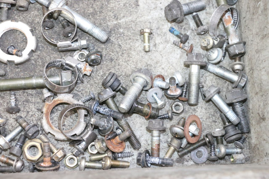 photo de TORBA ZESTAW ŚRUB I WKRĘTÓW YAMAHA YP MAJESTY 125 (2007 - 2010) - Zbliżenie techniczne