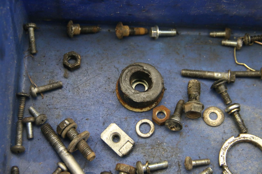 photo de TORBA ZESTAW ŚRUB I WKRĘTÓW PIAGGIO ZIP 2T 50 (2009 - 2019) - Zbliżenie techniczne