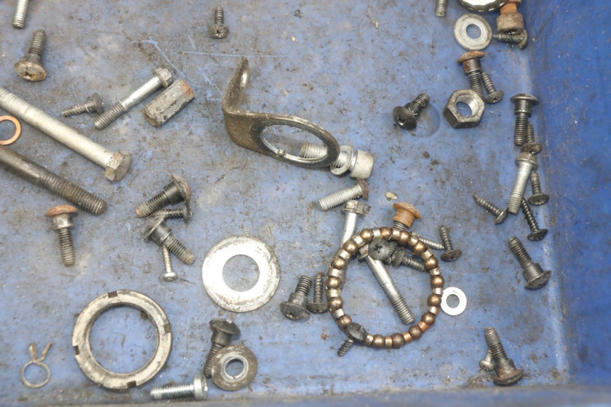 photo de TORBA ZESTAW ŚRUB I WKRĘTÓW PIAGGIO ZIP 2T 50 (2009 - 2019) - Zoom stanu zużycia