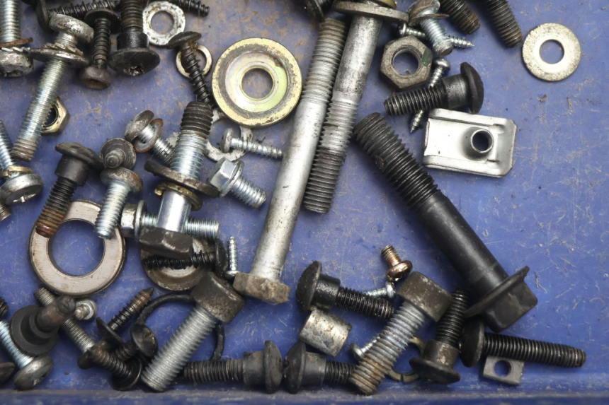 photo de TORBA ZESTAW ŚRUB I WKRĘTÓW PIAGGIO ZIP 2T 50 (2009 - 2019) - Zbliżenie techniczne