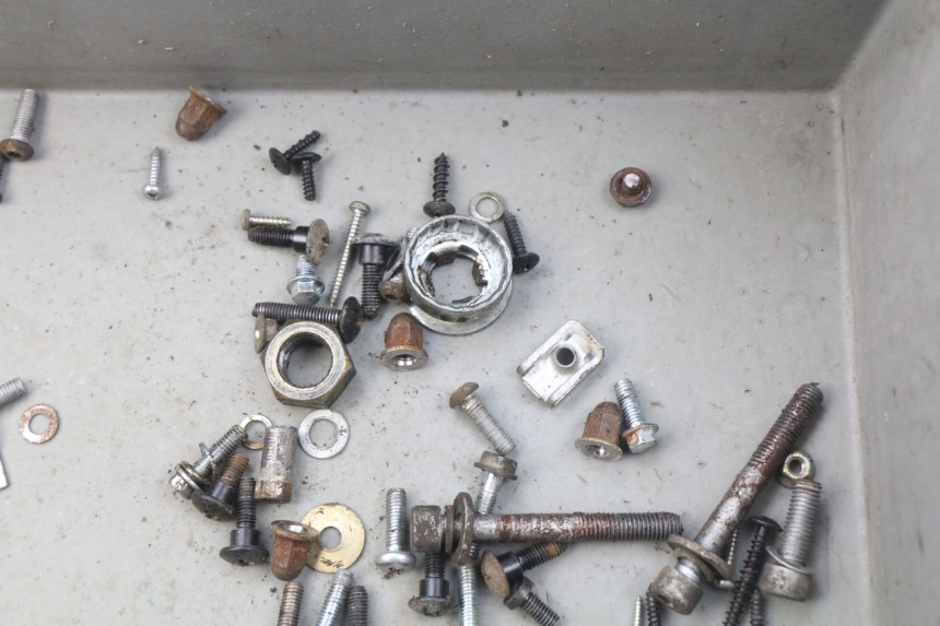 photo de TORBA ZESTAW ŚRUB I WKRĘTÓW PIAGGIO ZIP 4T 50 (2006 - 2017) - Inny kąt widzenia