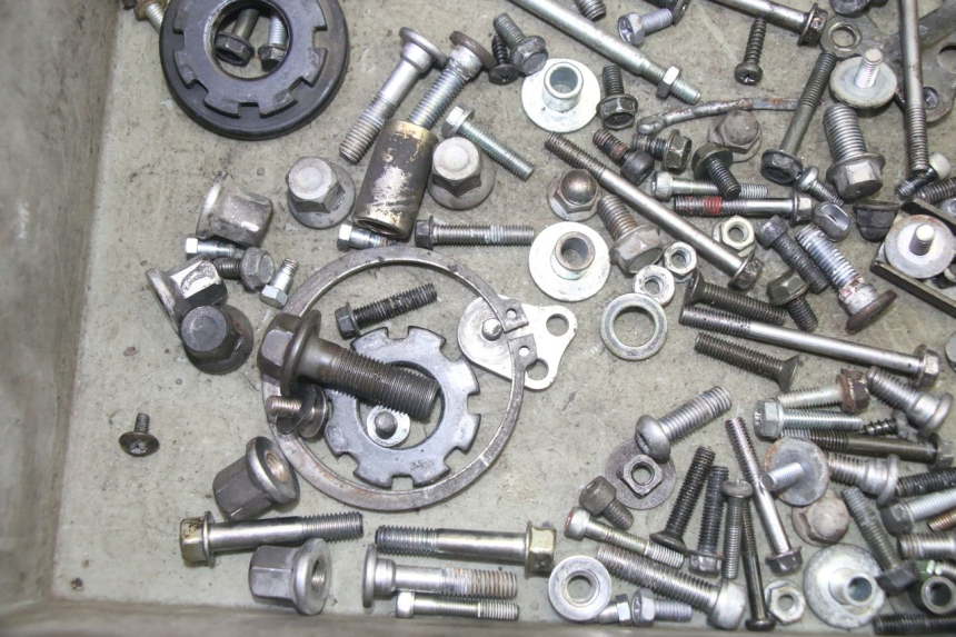 photo de WOREK ŚRUB I WKRĘTÓW KAWASAKI ZR 7 750 (1999 - 2004) - Inny kąt widzenia