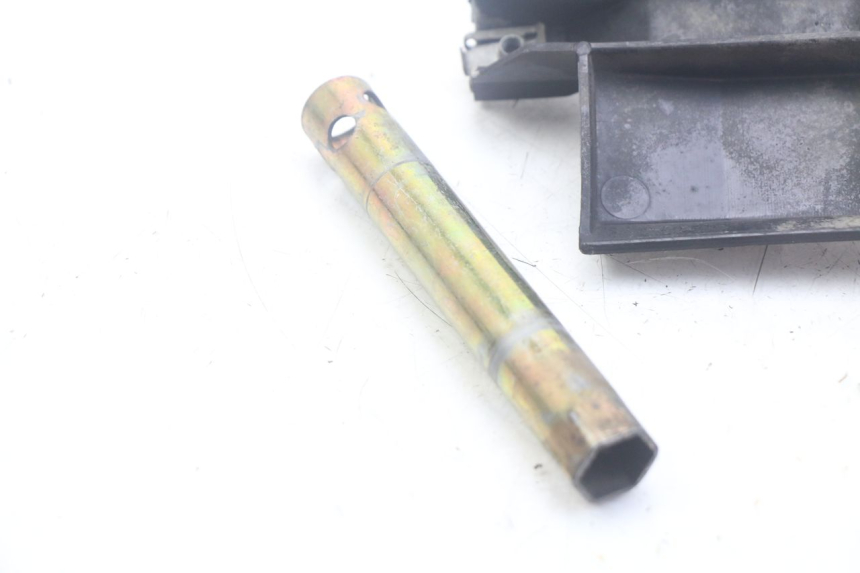 photo de PASEK DO ZESTAWU NARZĘDZIOWEGO APRILIA SCARABEO 100 (2003 - 2012) - Szczegół części