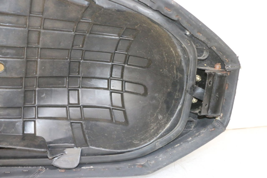 photo de SIEDZENIE KYMCO AGILITY 16+ 4T 50 (2018 - 2023) - Zbliżenie komponentów