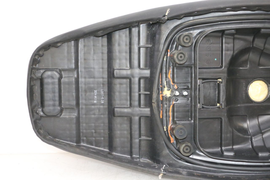 photo de SIEDZENIE KYMCO AGILITY 4T 50 (2018 - 2022) - Struktura - zbliżenie