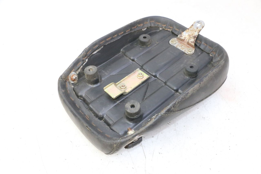 photo de TYŁ SIEDZENIA HYOSUNG GV AQUILA 125 (2000 - 2009) - Inny kąt widzenia