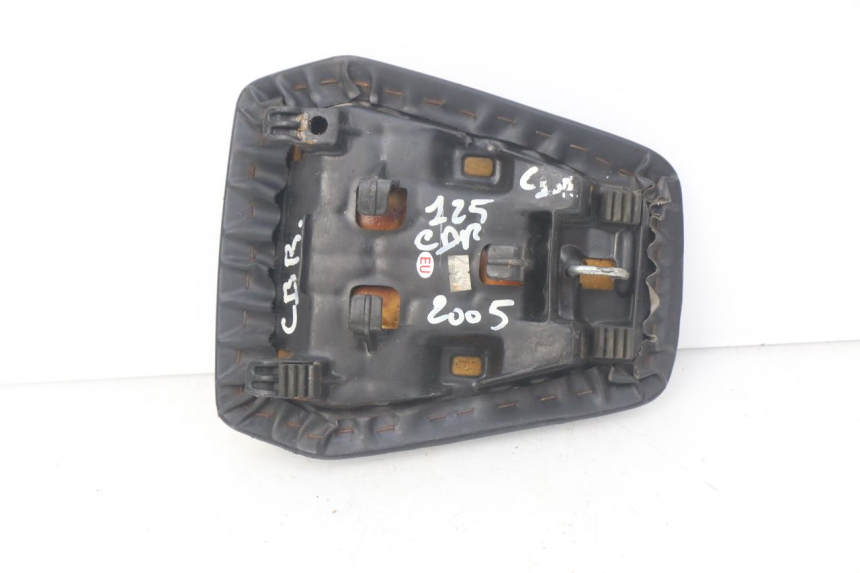 photo de TYŁ SIEDZENIA HONDA CBR R 125 (2003 - 2006) - Zoom stanu zużycia