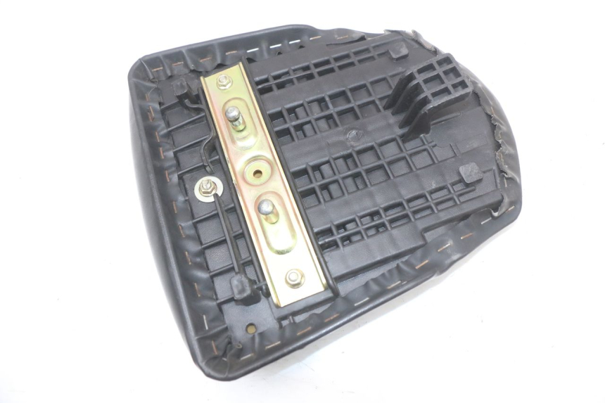 photo de TYŁOWE SIEDZENIE HYOSUNG GTR 125 (2006 - 2008) - Punkty mocowania