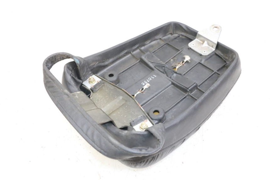 photo de TYŁ SIEDZENIA SUZUKI GZ MARAUDER 125 (1998 - 2004) - Zbliżenie techniczne