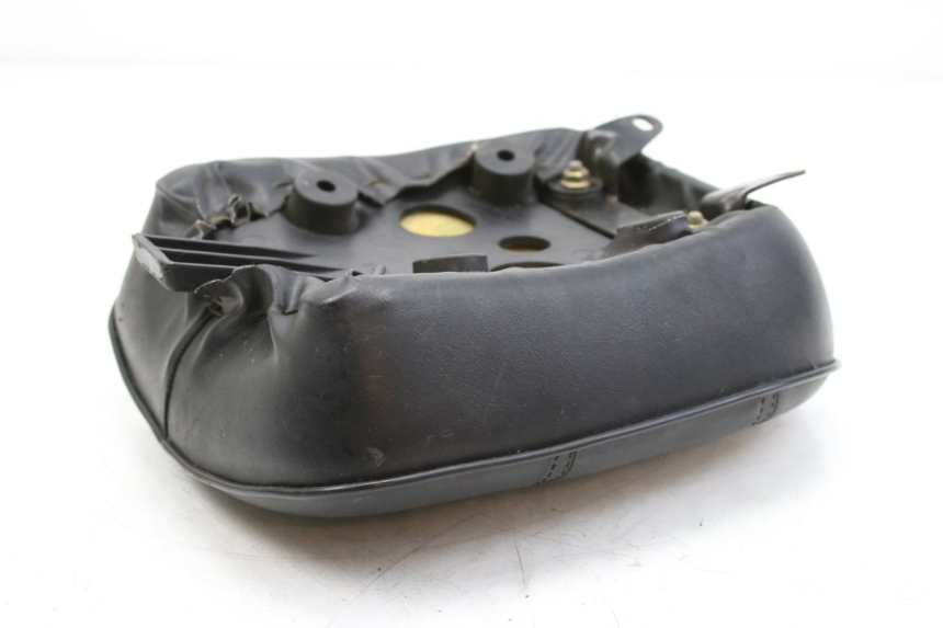 photo de TYŁ SIEDZENIA SYM HUSKY 125 (1999 - 2005) - Zbliżenie techniczne