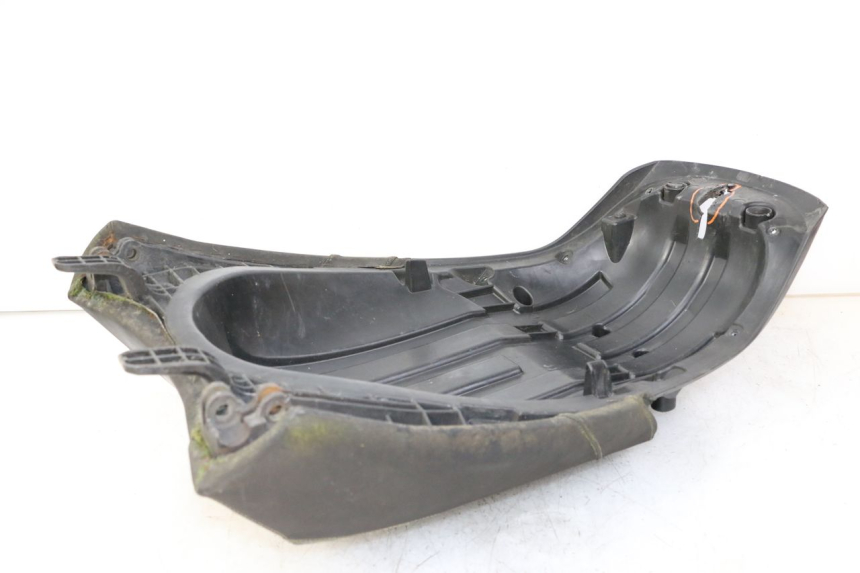 photo de TYŁ SIEDZENIA PEUGEOT SATELIS 125 (2013 - 2018) - Zoom stanu zużycia