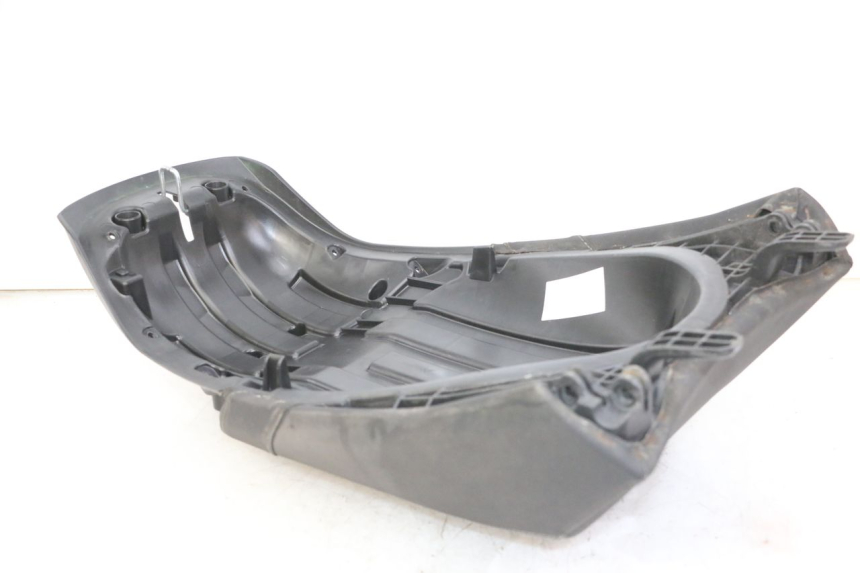 photo de TYŁ SIEDZENIA PEUGEOT SATELIS 125 (2013 - 2018) - Zoom stanu zużycia