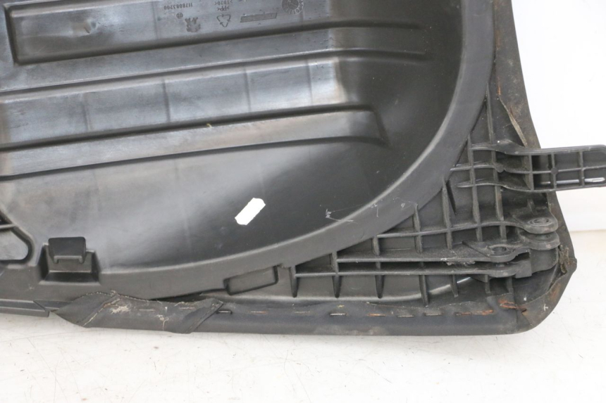 photo de TYŁ SIEDZENIA PEUGEOT SATELIS 125 (2013 - 2018) - Zbliżenie techniczne