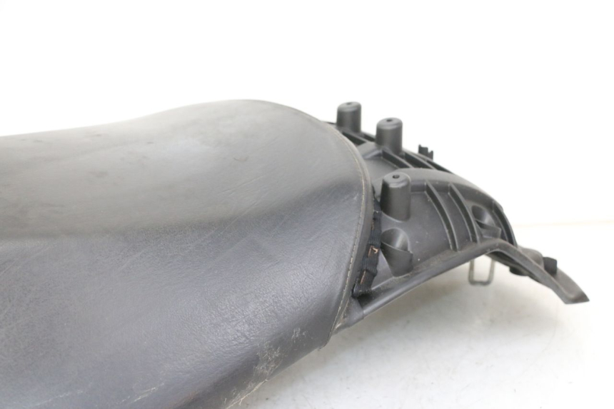 photo de TYŁ SIEDZENIA PEUGEOT SATELIS COMPRESSOR K15 125 (2006 - 2009) - Zbliżenie komponentów