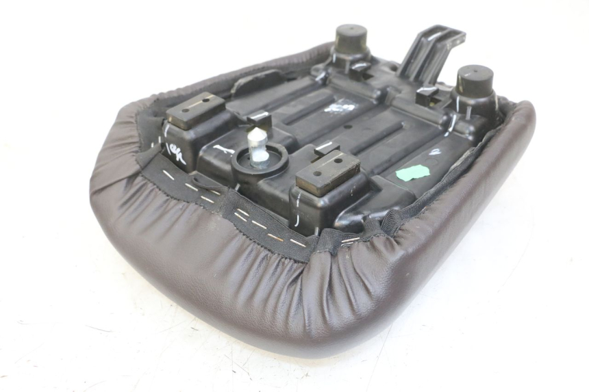 photo de TYLNE SIEDZENIE ROYAL ENFIELD HYMALAYAN 410 (2016 - 2023) - Szczegół części